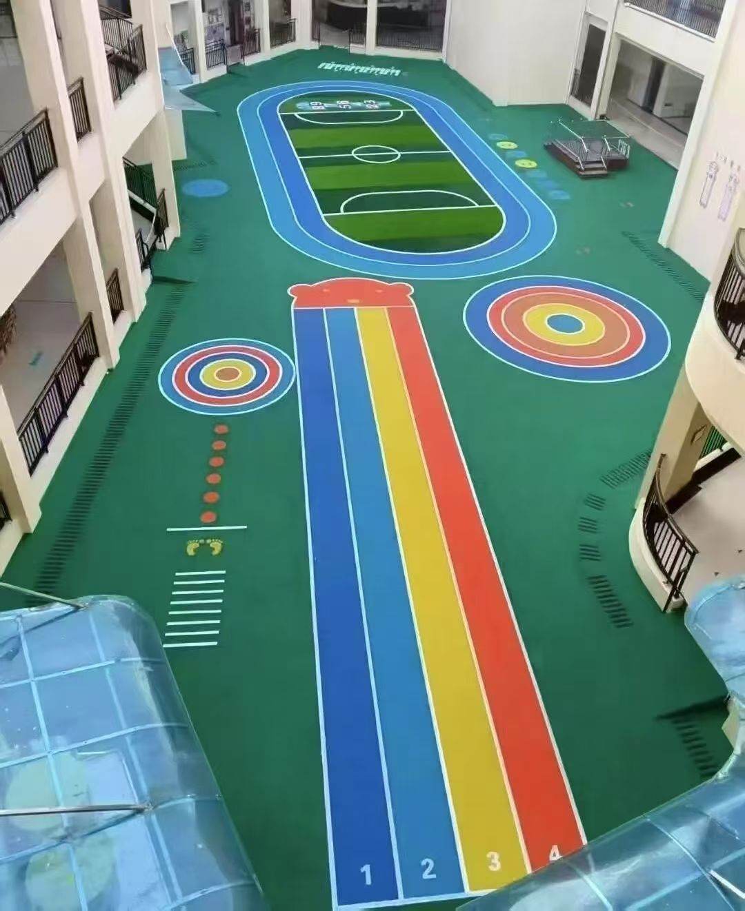 三亚市幼儿园塑胶跑道仿真草坪 - 价格